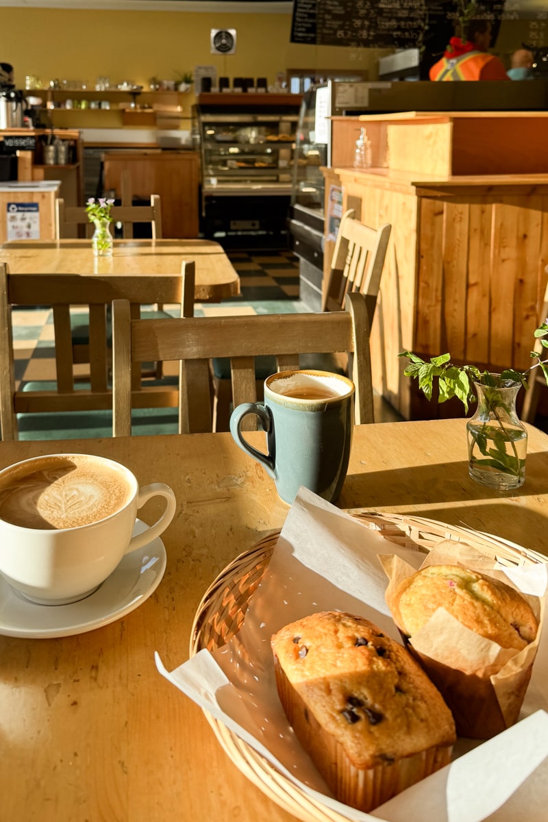 Petit-déjeuner dans la boulangerie le Fournand à Percé