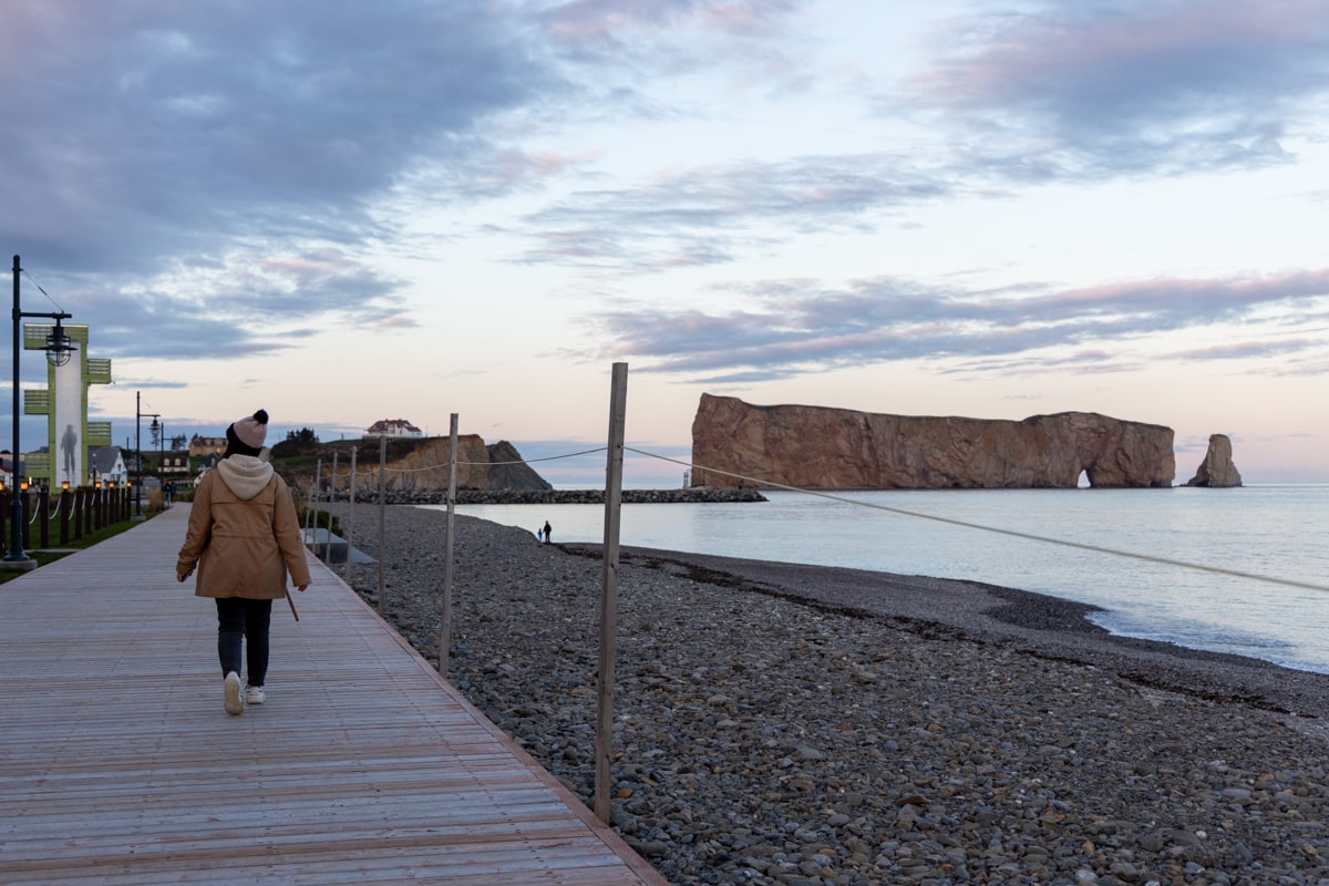 Promenade en bois longeant la plage à Percé