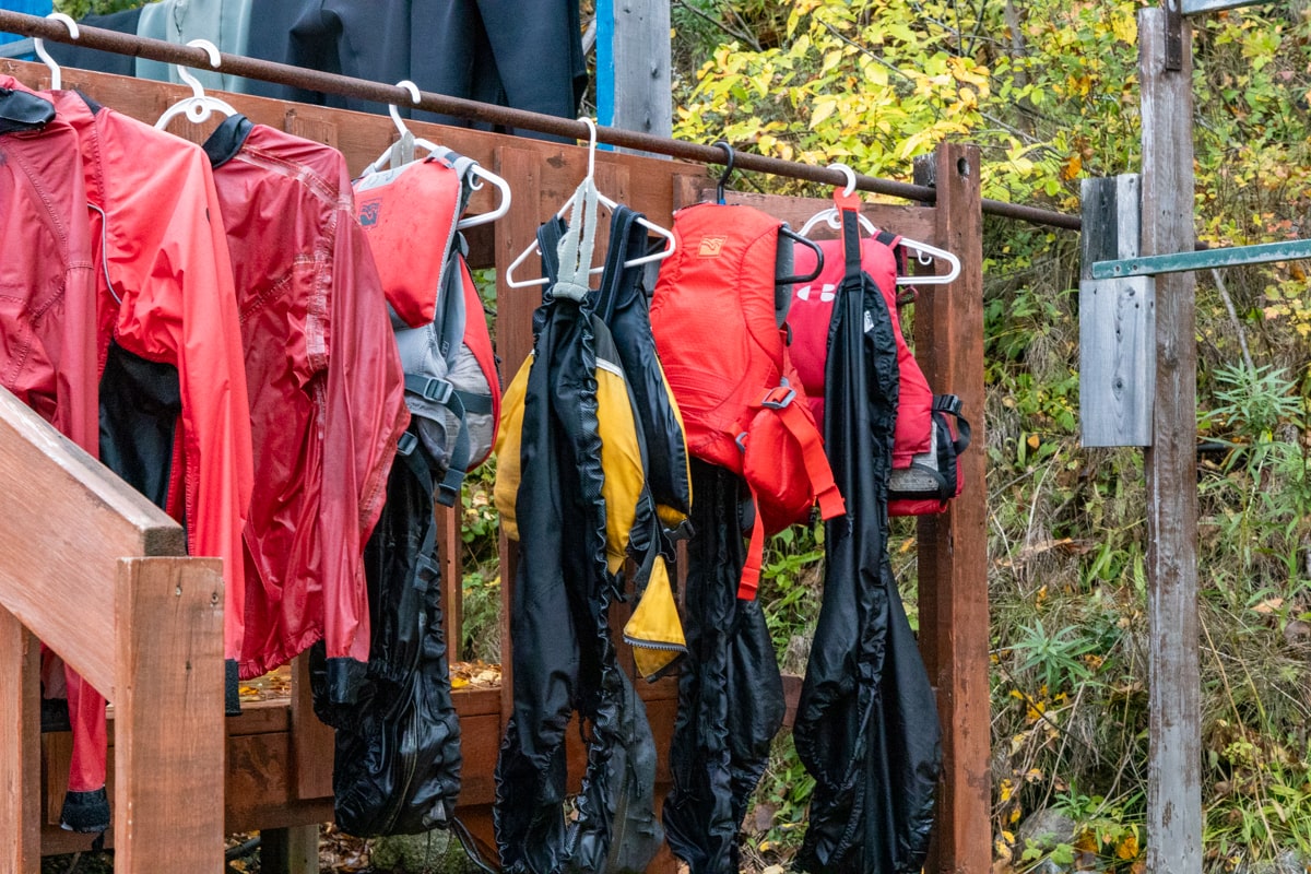 Rangement des équipements à la fin de l'activité kayak