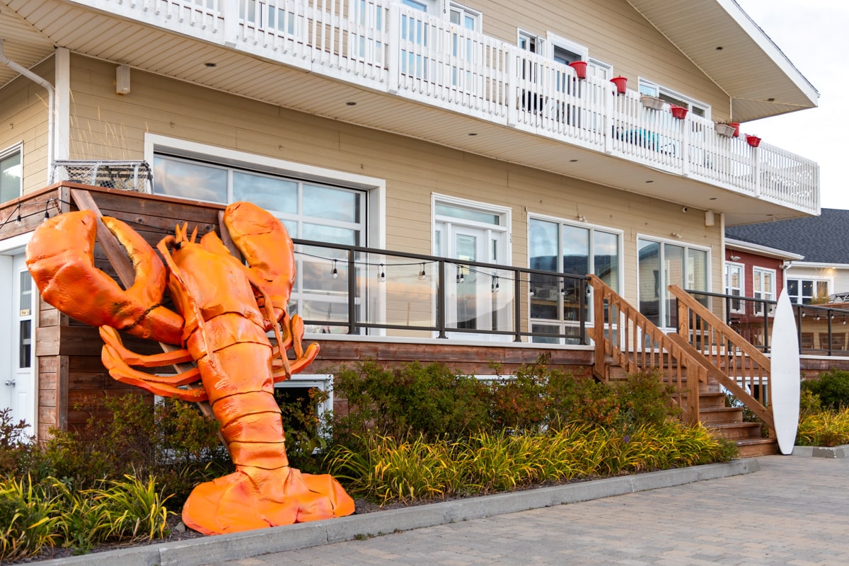 Statue d'homard géant dans les rues de Percé