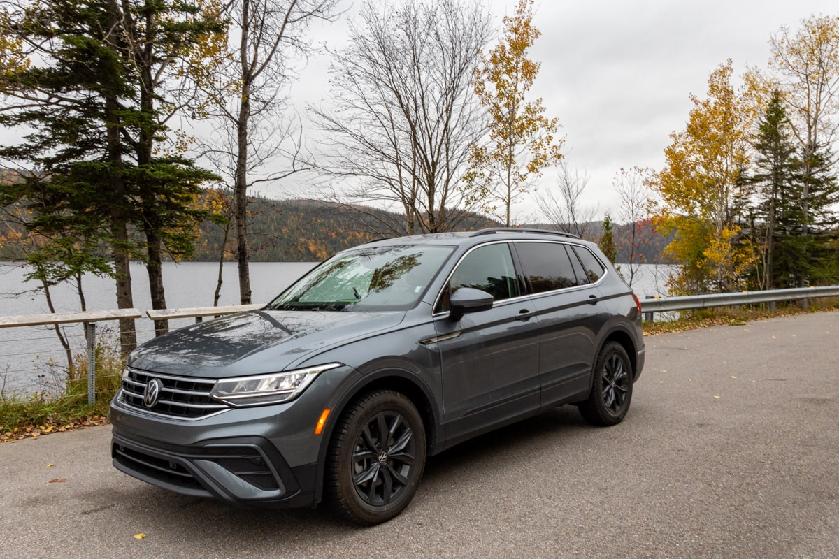 Voiture sur la route pour le Fjord du Saguenay