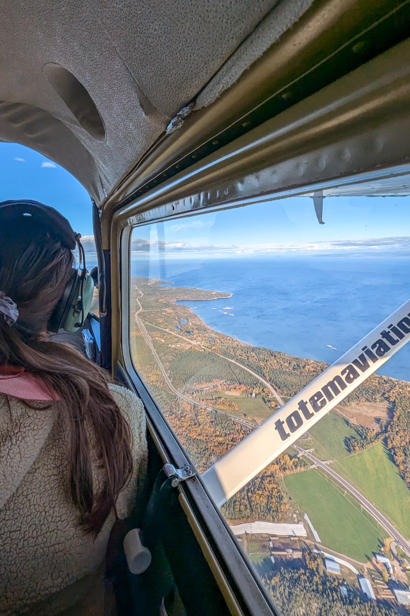 Personne dans un avion survolant le Québec