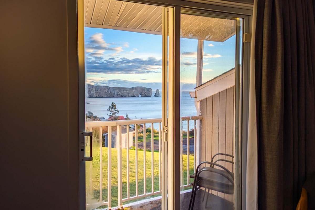 Vue depuis une chambre sur le Rocher-Percé au lever du soleil