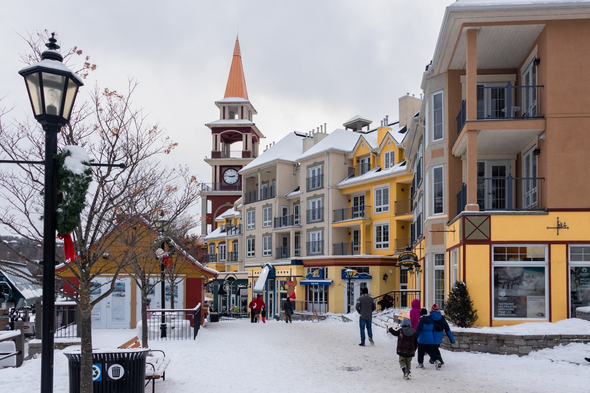 Balade dans les rues typiques de Mont Tremblant en hiver