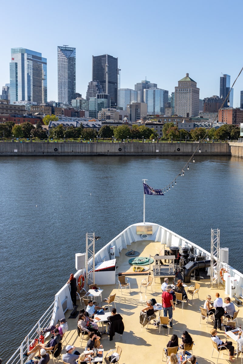 Vue sur le bateau et sur le Vieux-Montréal