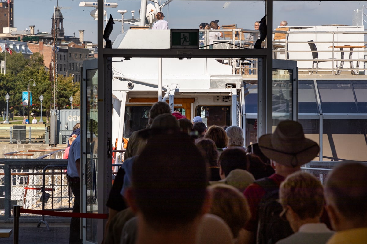 Embarquement sur le bateau pour la croisière à Montréal