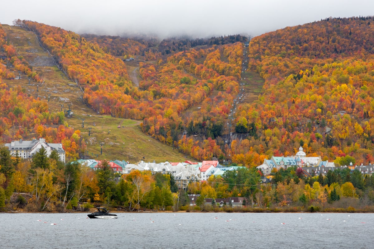 Le lac Tremblant avec le village au loin