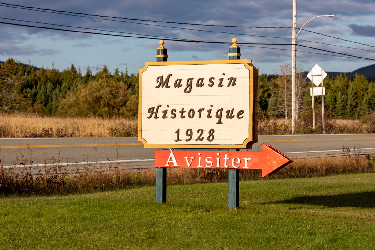 Panneau indiquant le Magasin Historique