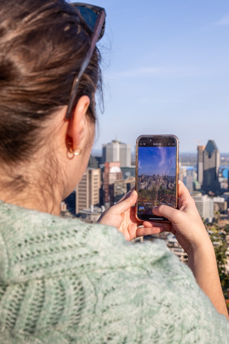 Personne qui prend une photo du panorama à Mont Royal