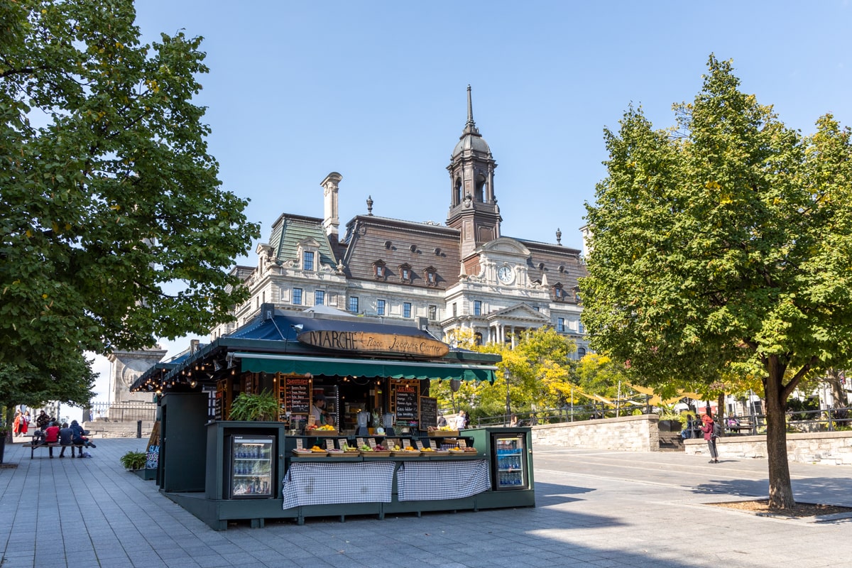 Place Jacques-Cartier avec l'hôtel de ville de Montréal