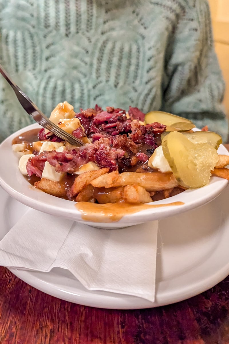 Poutine, repas traditionnel au Québec