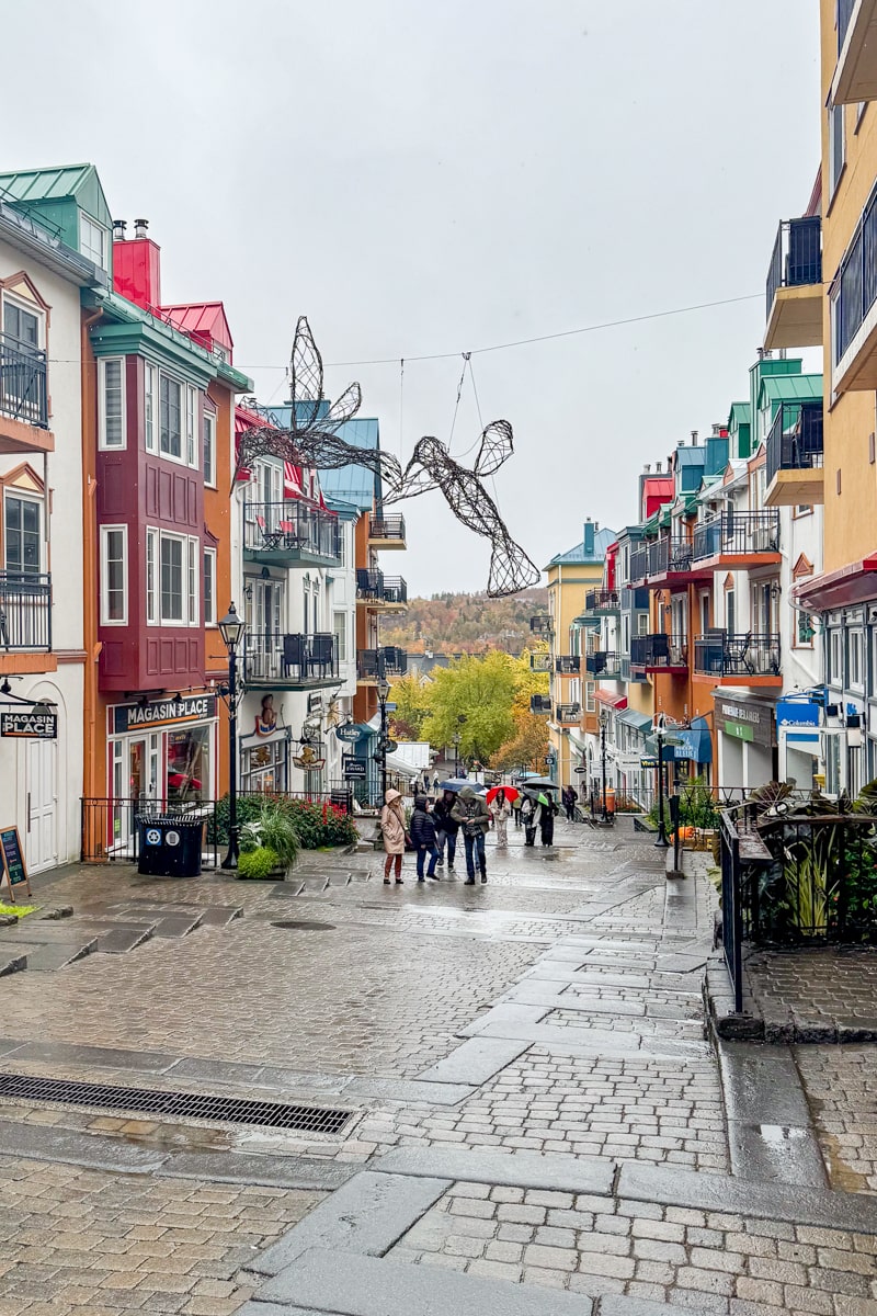 Rue piétonne dans le centre de Mont Tremblant