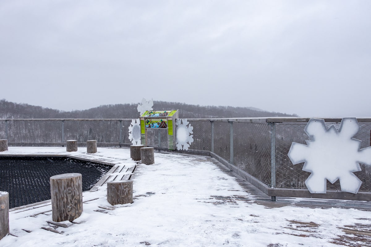 Sommet de la tour avec le filet suspendue au sentier des Cimes Laurentides