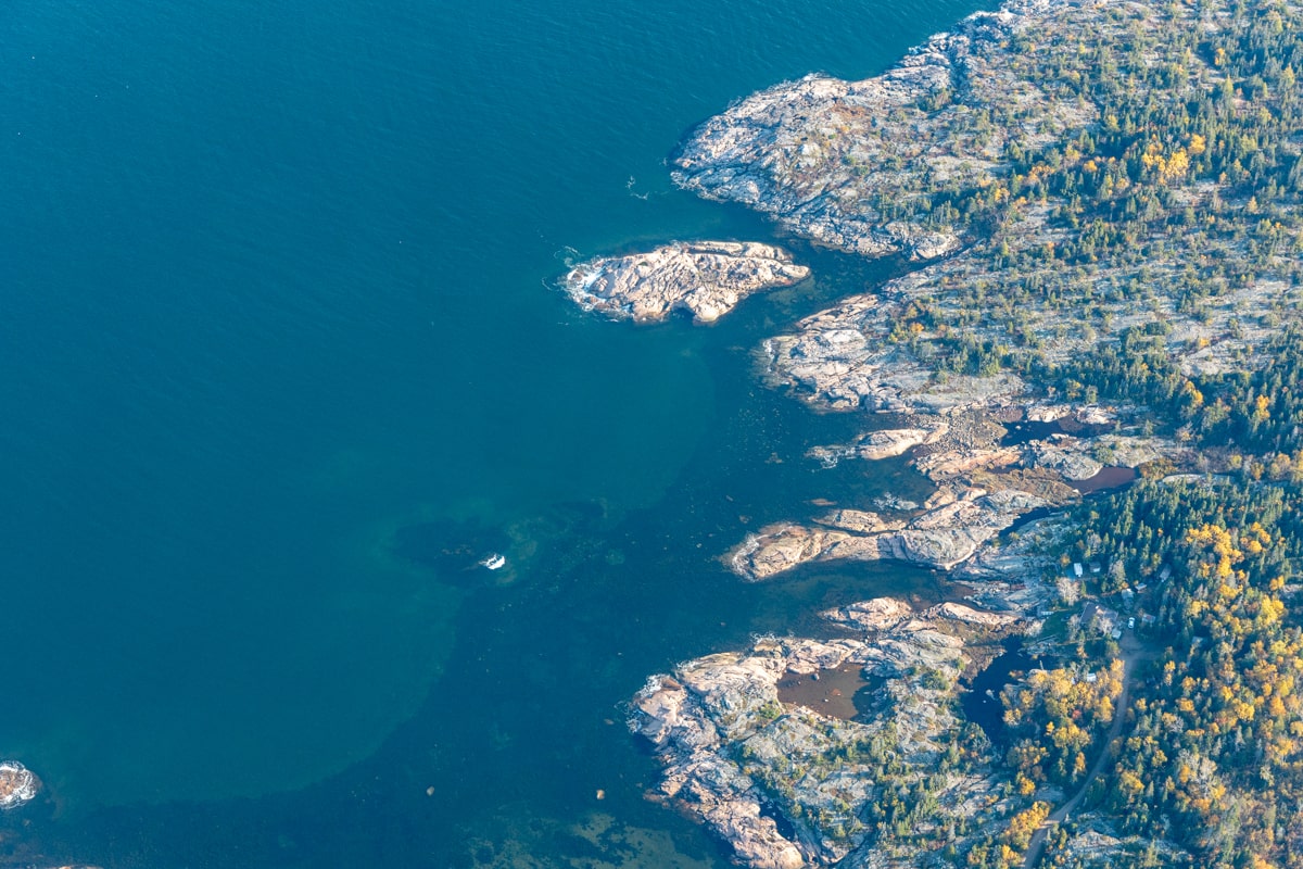 Vue sur la côte québécoise depuis un avion