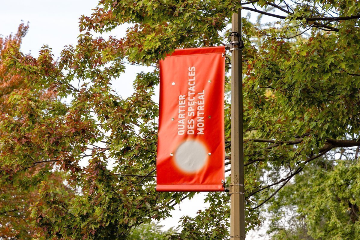 Drapeau Quartier des spectacles